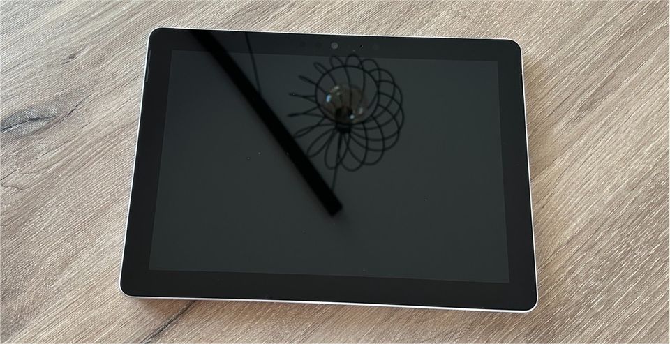 Microsoft Surface Go + Tastatur +  Pen (bordeaux) in Neuss