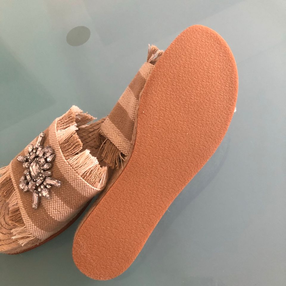 H&M Pantoletten Schuhe beige Strass Gr. 40 Neu in München