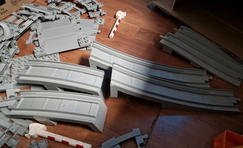 Lego Duplo Eisenbahnschienen mit großer und kleiner Brücke in Mühlheim am Main