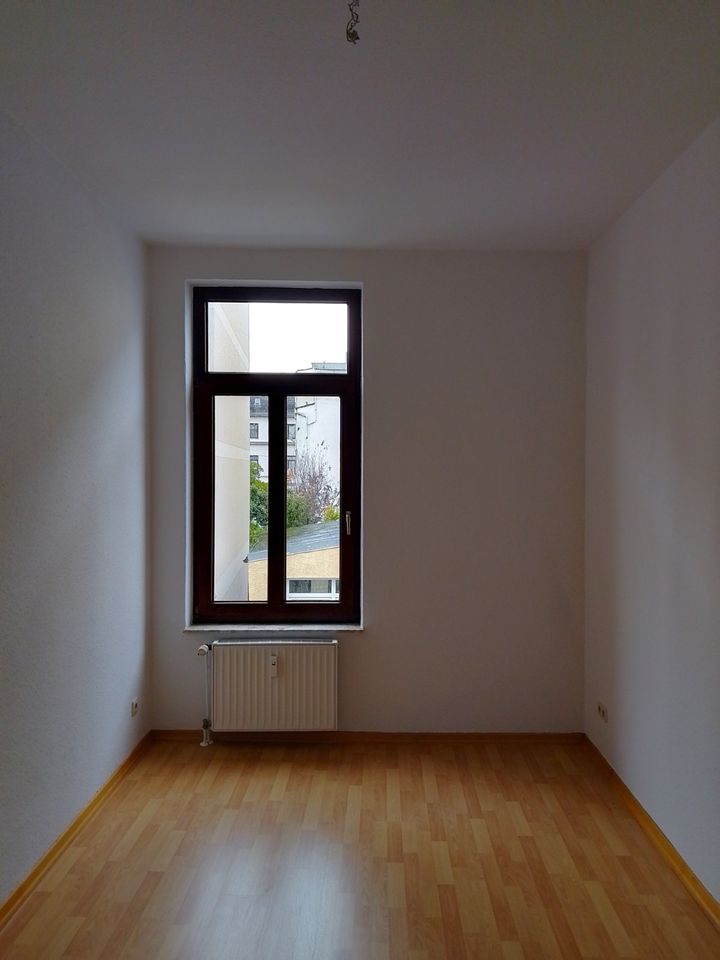 Anfragen NUR per E-Mail. Renovierte 2,5 - Zi. Whg. mit Balkon im 1-OG in 4-Parteienhaus. in Bremerhaven