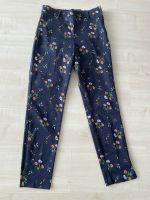 Slacks von H&M Gr. 36 dunkelblau mit Blumen Nordrhein-Westfalen - Burscheid Vorschau