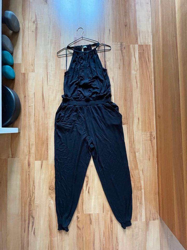 Luftiger Jumpsuit Schwarz Gr. M (fällt größer aus) in Drebkau