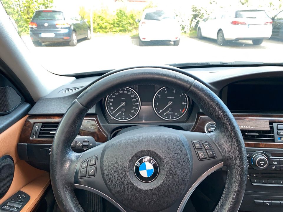 BMW 318i Touring schwarz metallic in Neubrandenburg