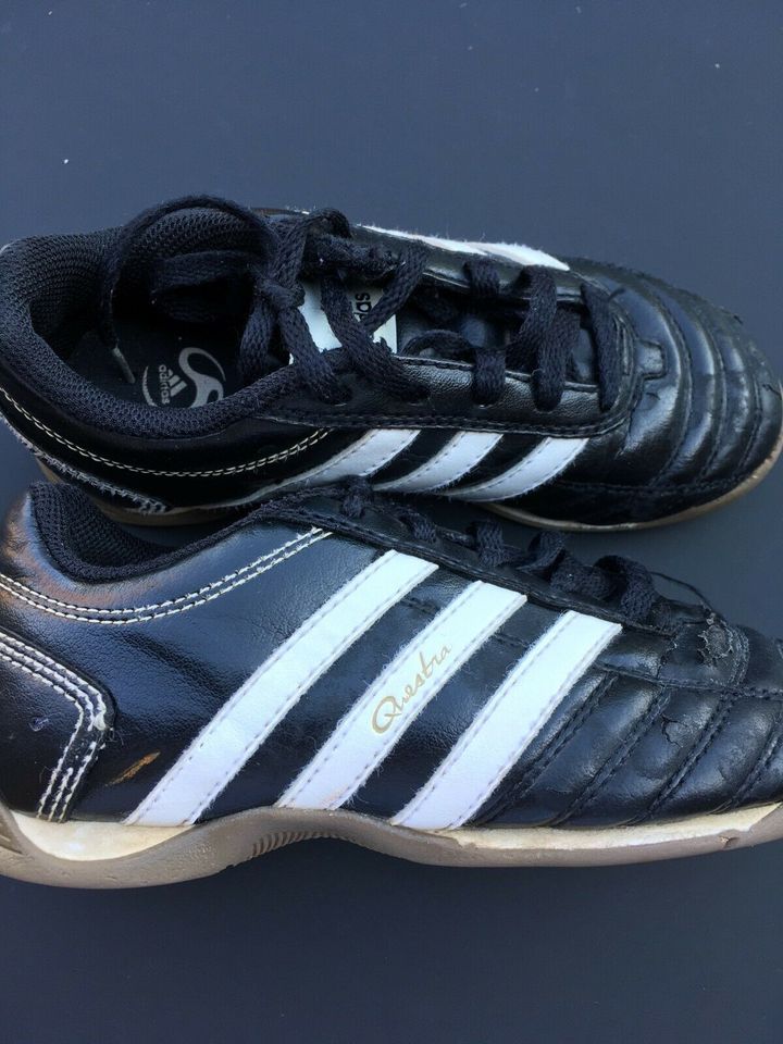 Adidas Hallenturnschuhe Größe 30 in Jüchen