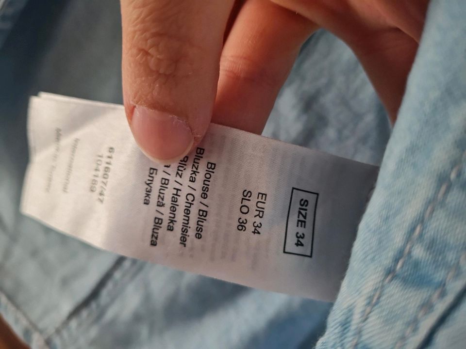 Jeansbluse mit Perlmuttknöpfen von Orsay in Landshut