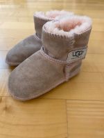 UGG Babyschuhe Lammfell 20.5 rosa München - Bogenhausen Vorschau