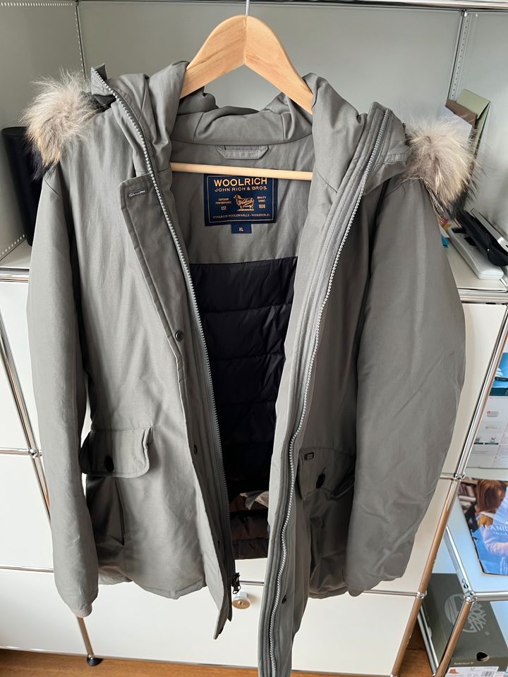 Woolrich Daunen-Parka Gr. XL (42) - Grau in Frankfurt am Main