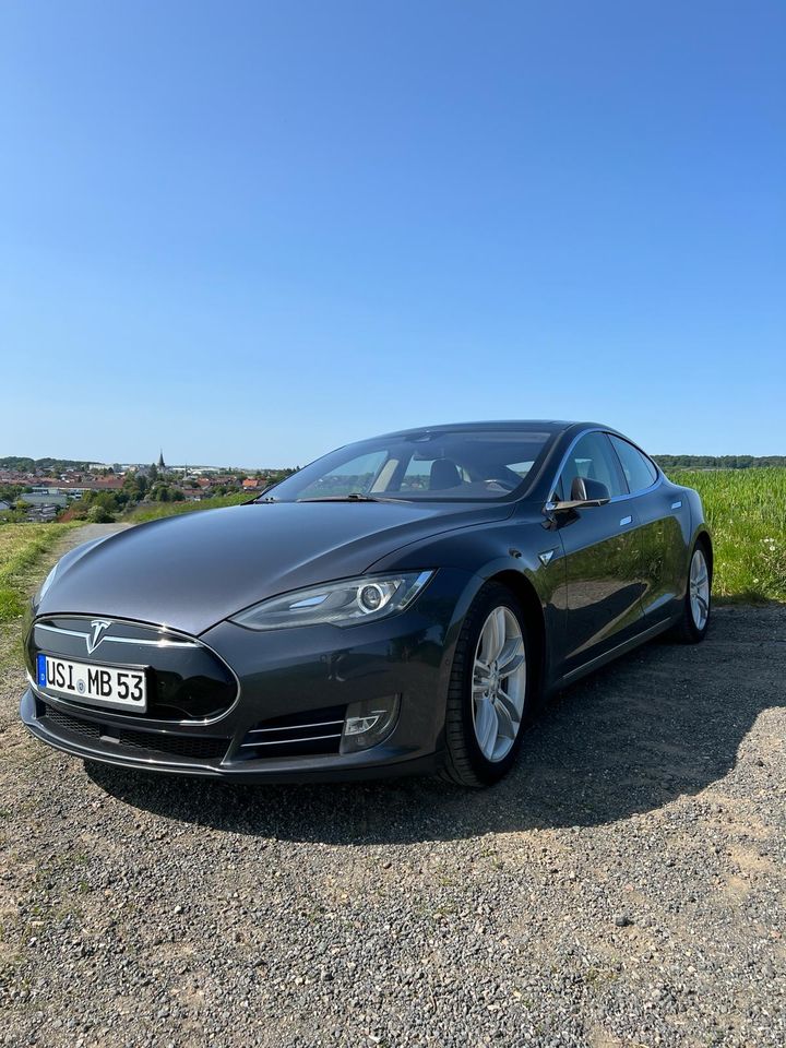 Tesla Model S,  D90 freie Supercharger in Usingen