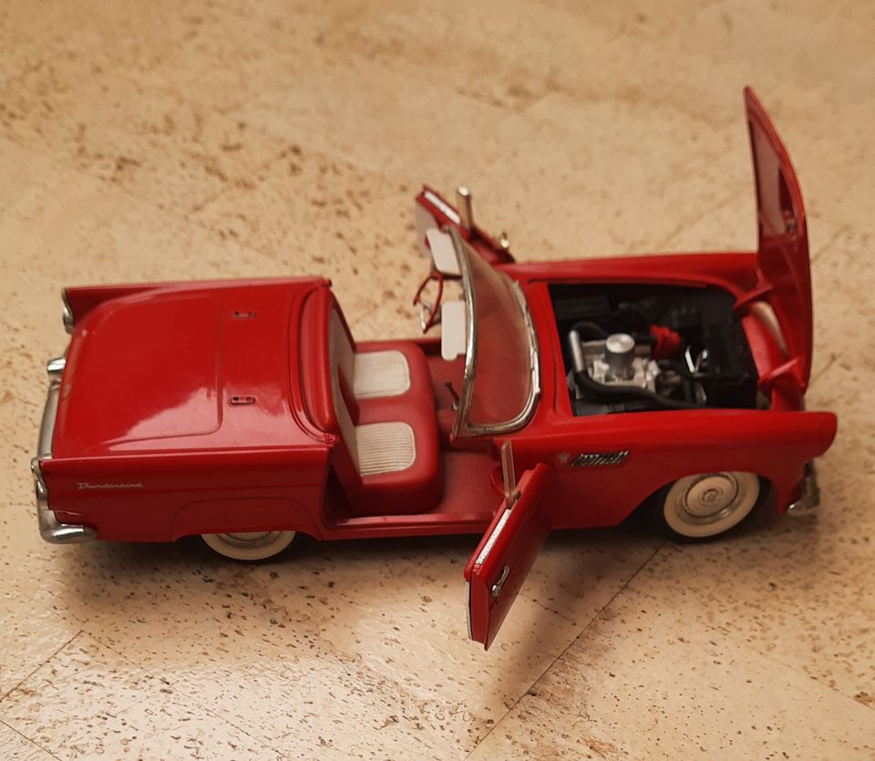 Modellauto Ford Thunderbird - rot 1:18 in Schwerin