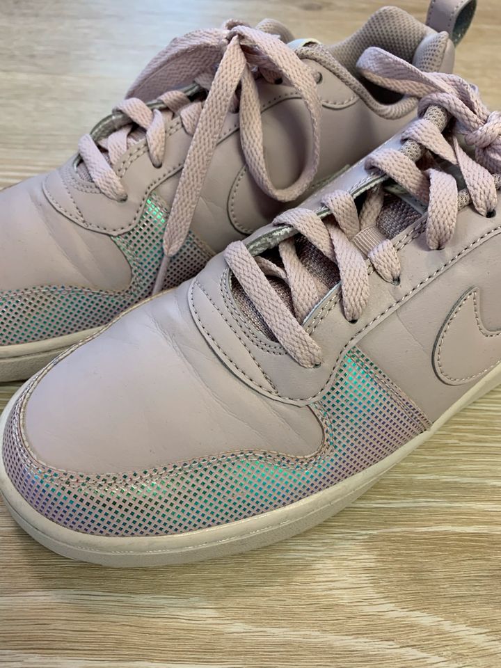 Sneaker Nike flieder lavendel holographisch Gr 39 in Horb am Neckar