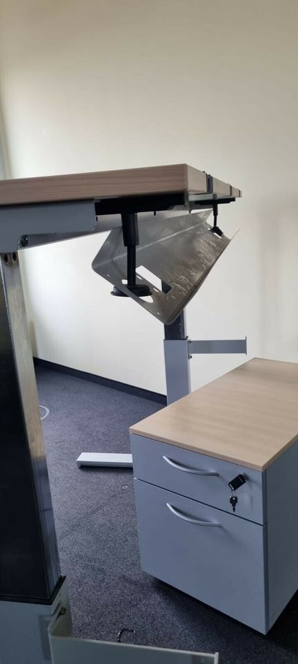 100 x Steh - Sitz Schreibtisch / Steelcase / Höhenverstellbar in Linden