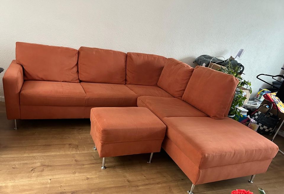 Couch Wohnzimmer mit Hocker Terrakotta in Günzburg