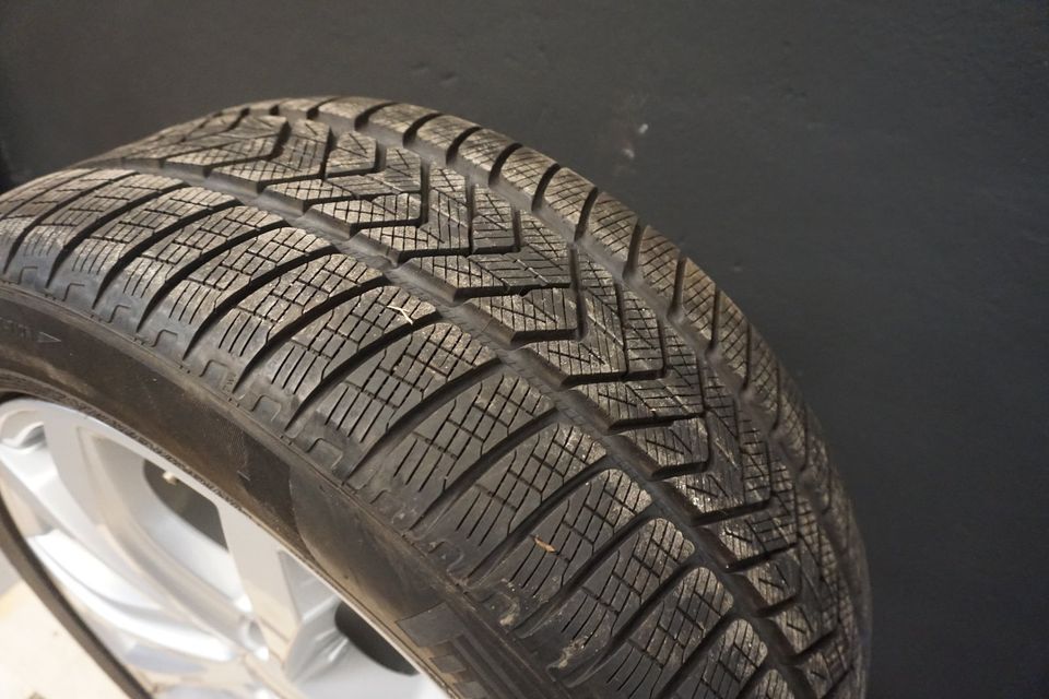 Audi Q7 4M Alufelgen Winterräder Pirelli 20 Zoll in Remscheid