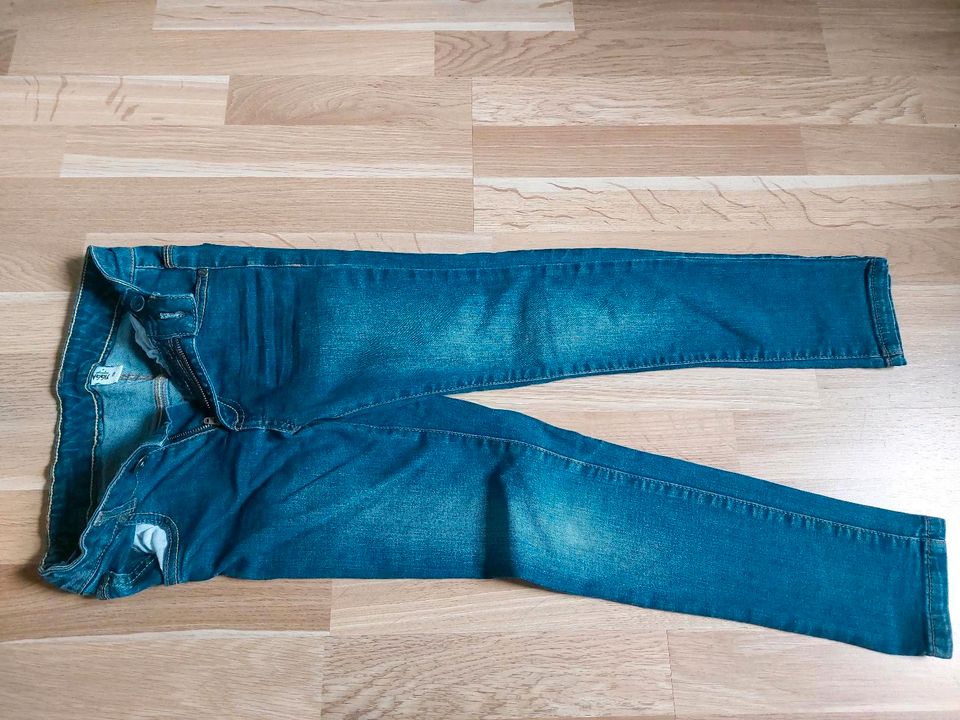 Hosen / Jeans Größe 134 in Ottendorf-Okrilla