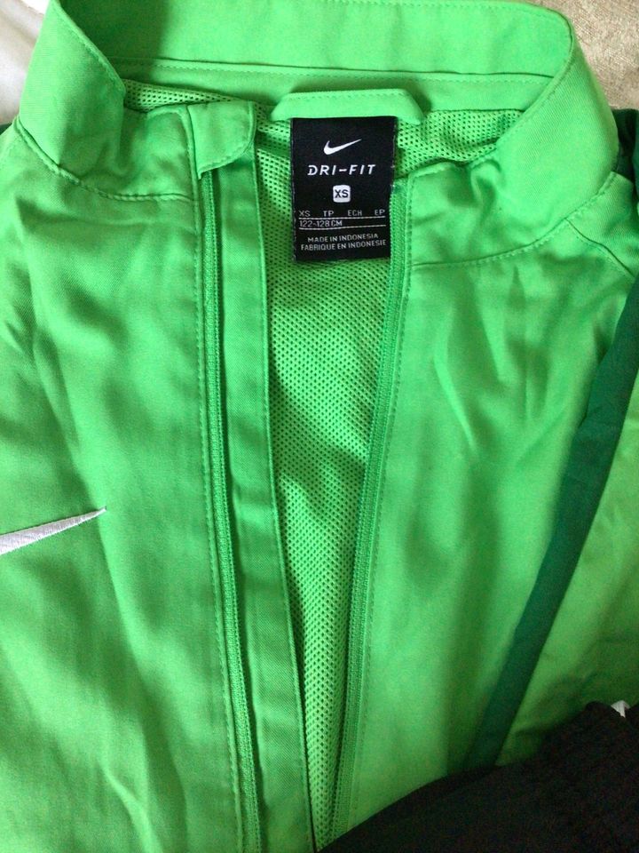Nike Jogging Anzug für Kinder in Erding