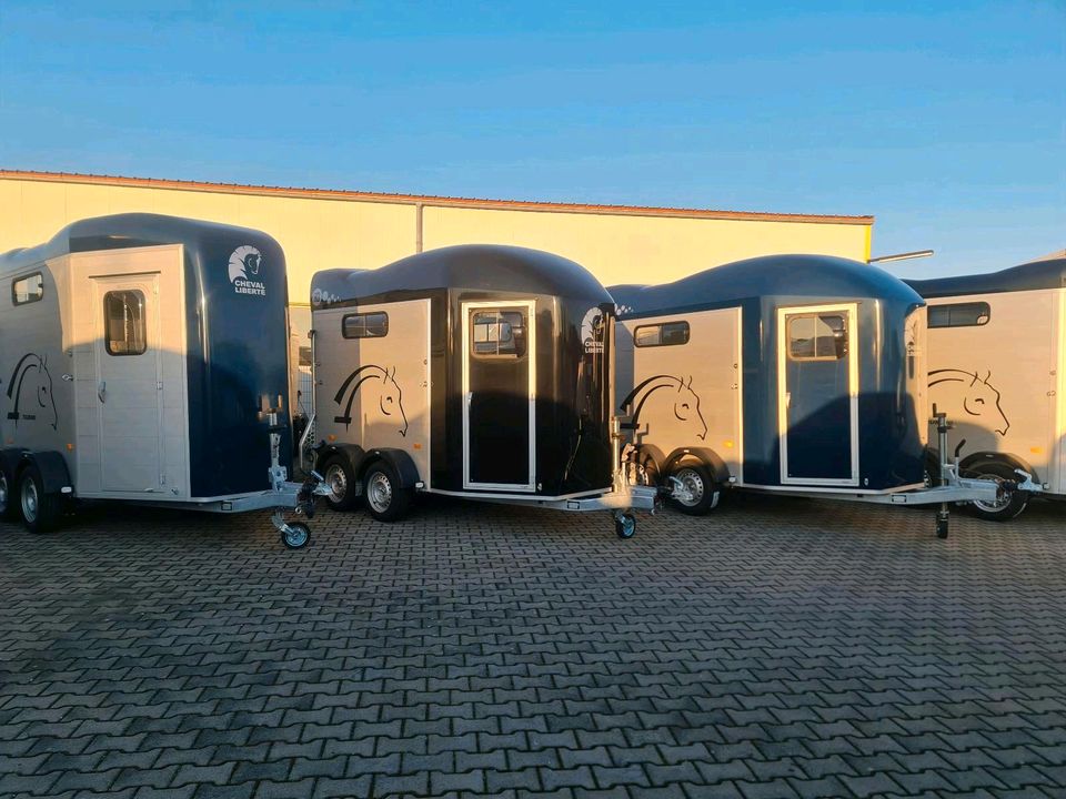 Pferdeanhänger Cheval Liberte Touring Jumping 2600 kg  (( Blau )) in Mosbach