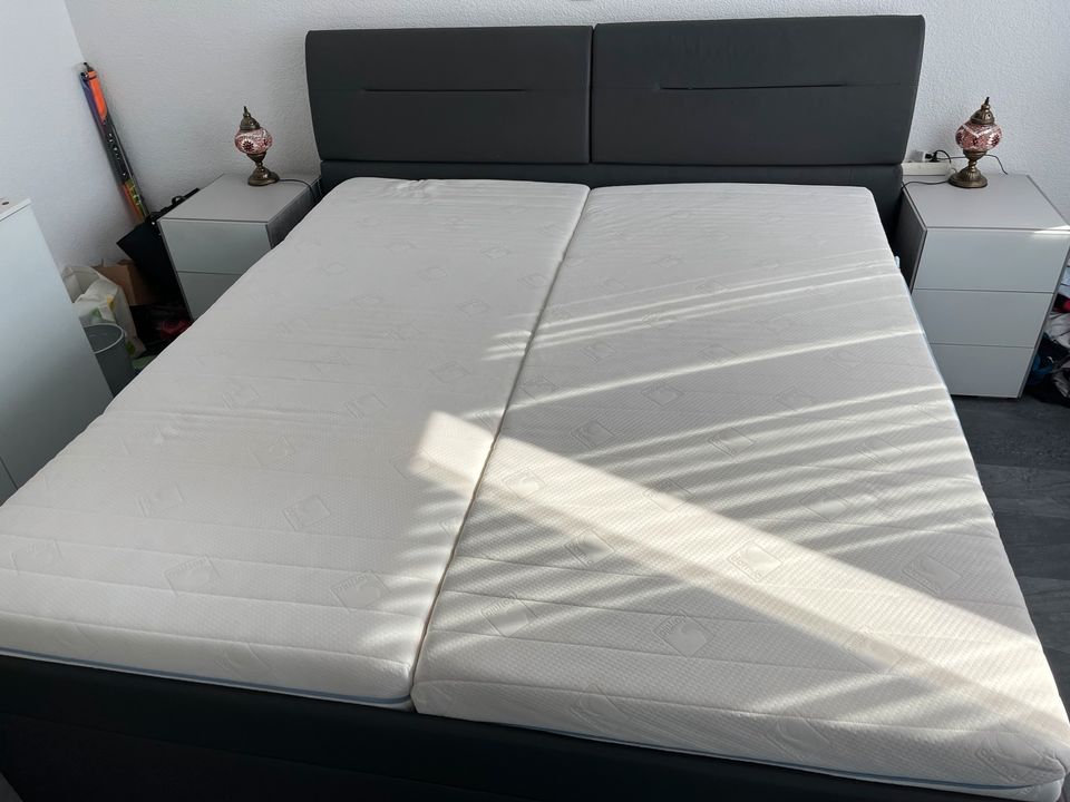 Komplettes Schlafzimmer, Bett, Schrank und Nachttische in Grenzach-Wyhlen