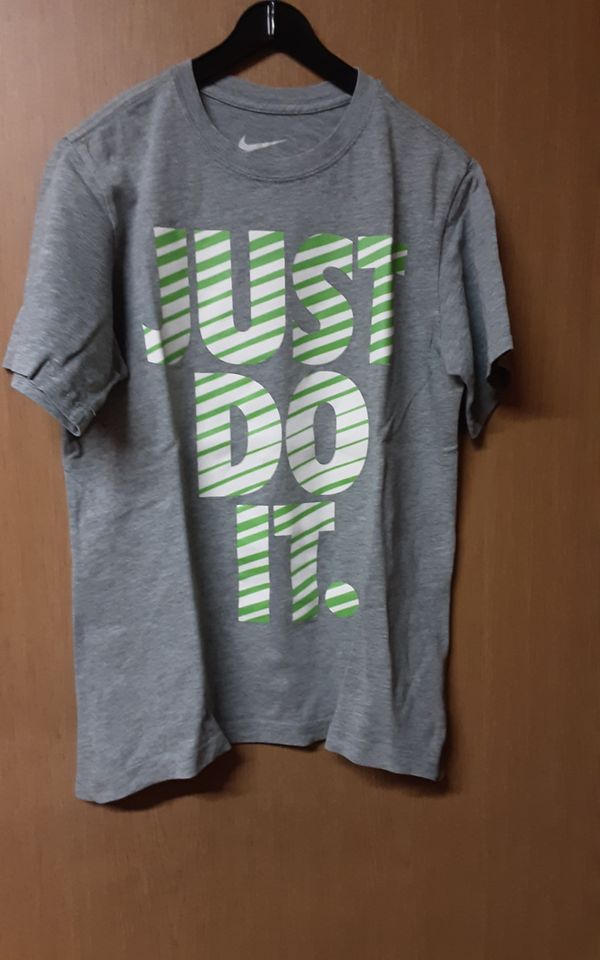 Knaben T-Shirt von Nike, Gr. 140-152, Farbe grau in Gießen