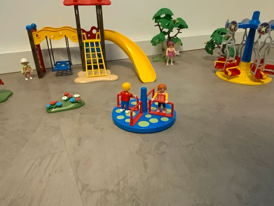 Playmobil Kinderspielplatz + Zubehör in Berlin