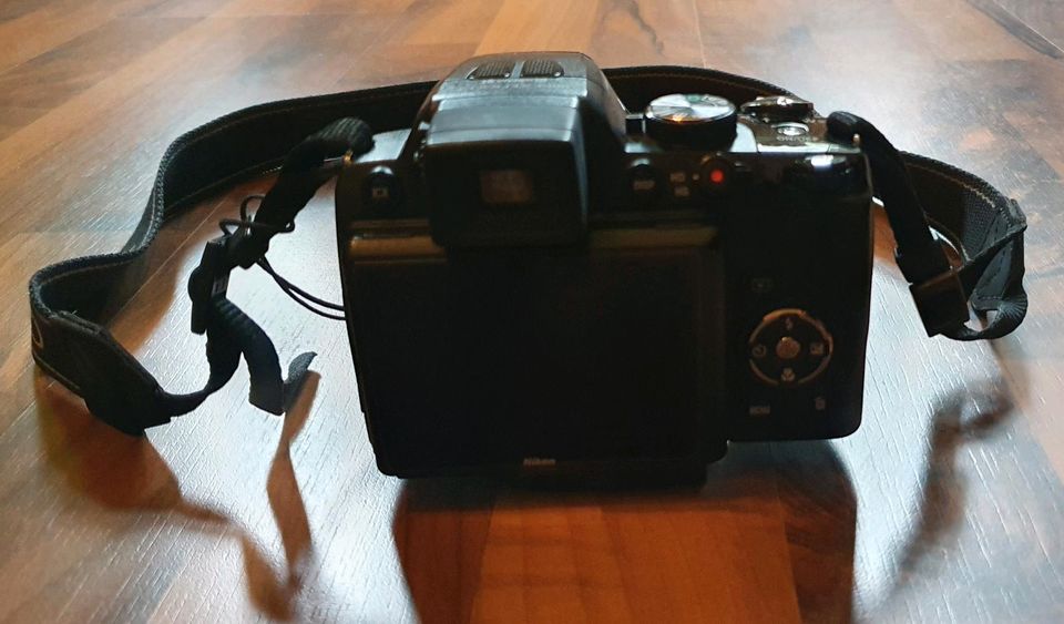 Nikon Coolpix P100 Digitalkamera mit Hama Gamma 72 Kamerastativ in Duisburg