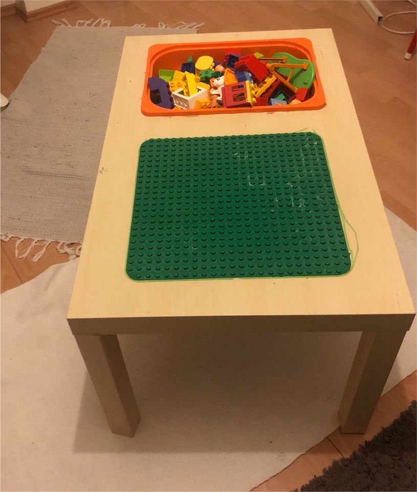 Lego Duplo Spieltisch mit sehr vielen Figuren und Steinen! in Norderstedt