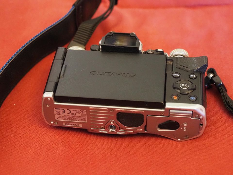 Olympus OM-D E-M5 Mark II 16.0MP Digitalkamera - Silber MFT in Berlin