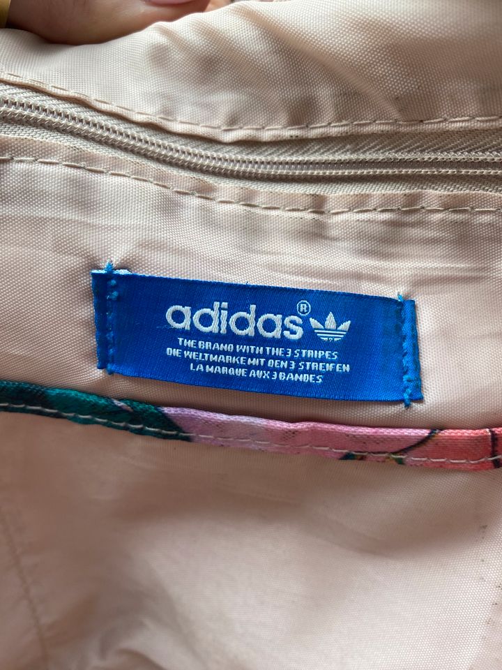 Adidas Umhängetasche in Kelsterbach