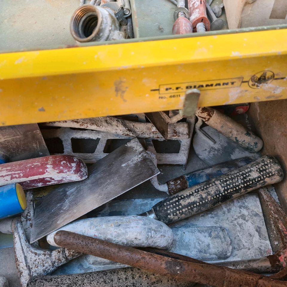 Werkzeugkiste mit Werkzeugen mit Zubehör in Reutlingen