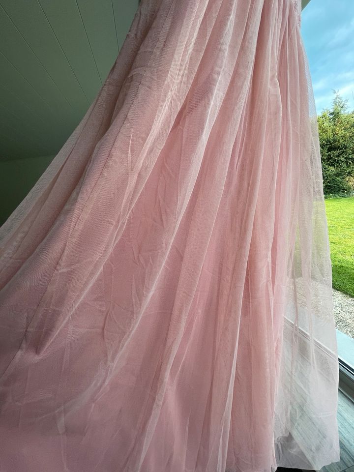 Schickes langes Kleid von VILA in 42. Rosa mit Spitze. Maxikleid in Soest