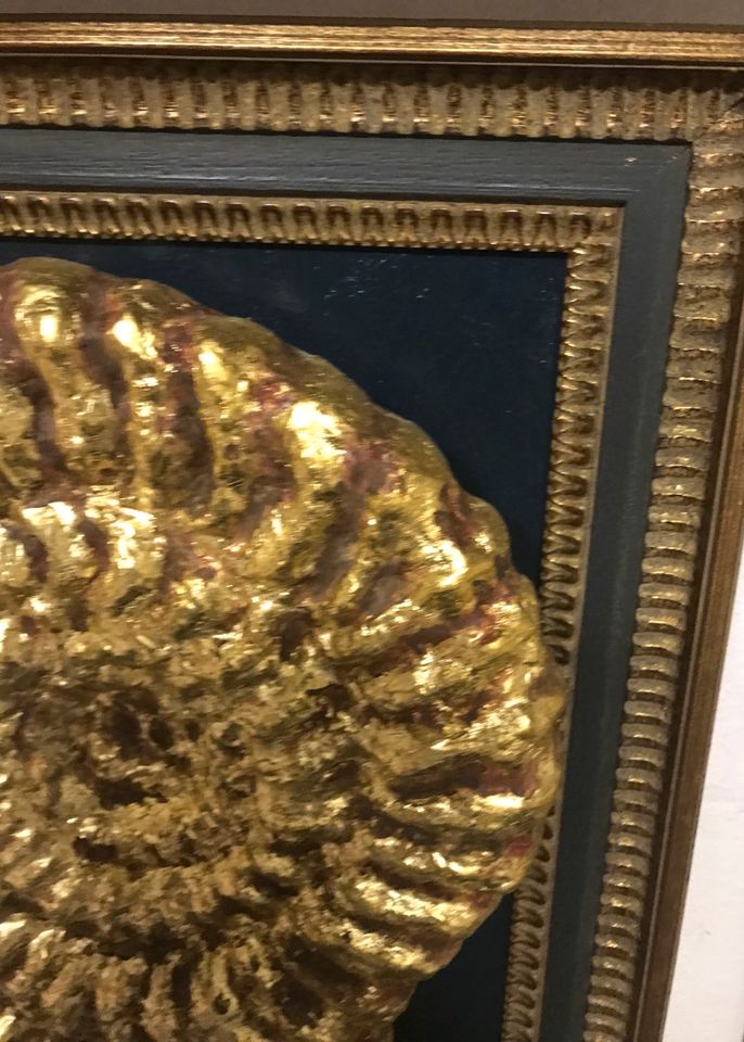 handgefertigte Skulptur Nachbildung „Fossile Ammonit Gold“ in Oelde