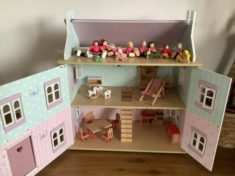 Puppenhaus le toy van Sophies Haus inklusive Puppen und Möbel in Waldstetten