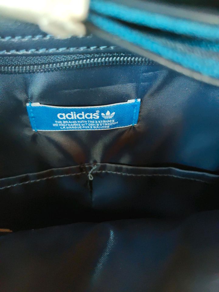 Adidas Tasche zum Umhänge, blau/dunkelblau NEU und UNBENUTZT in Neumünster