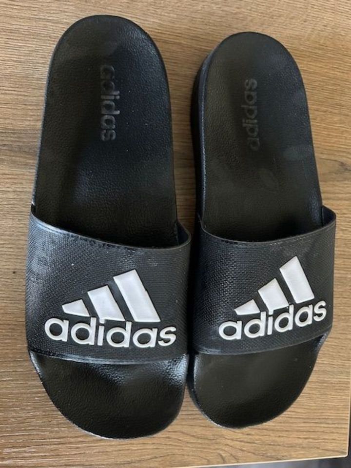 Adidas Badeschlappen schwarz in Moorenweis