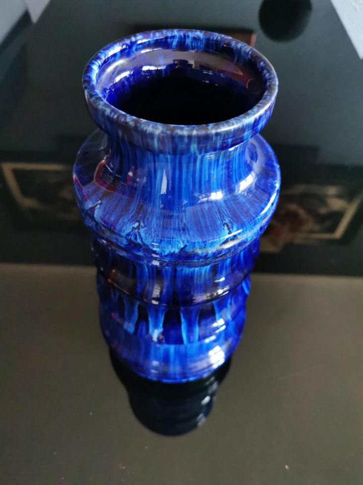 Blaue Blumenvase (ca. 28,5 cm hoch) in Lüdenscheid