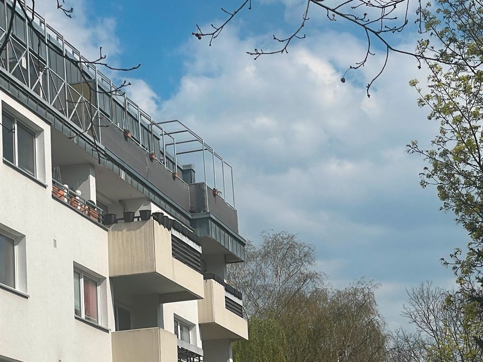 **Dachterrassen-Wohnung mit Blick ins Grüne, ruhig und zentral gelegen!** in Berlin