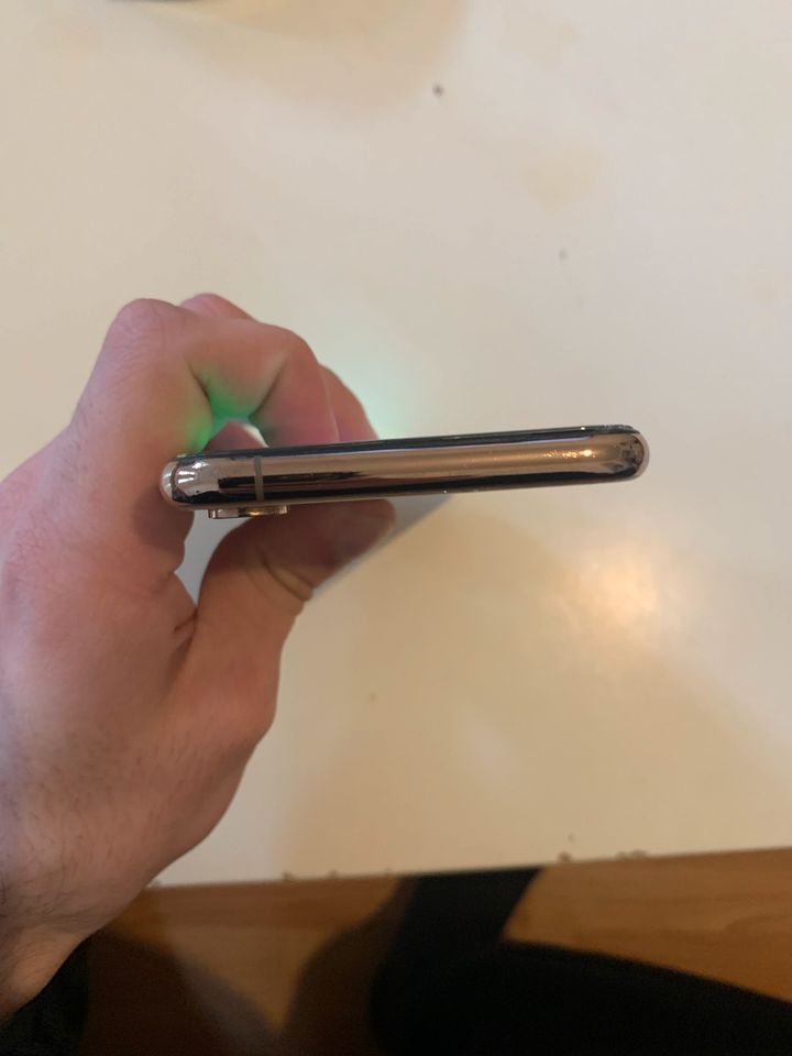iPhone XS 64 gb display schaden & backcover schaden in Berlin
