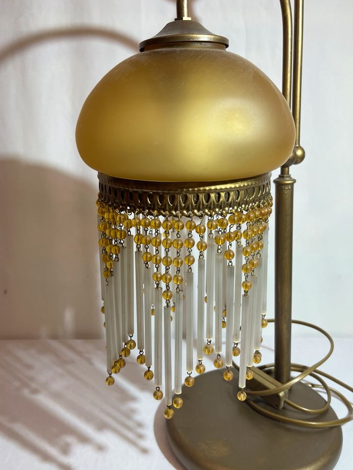 Antike Messing Tischlampe mit Glasschirm Perlenfransen Jugendstil in Sankt Augustin