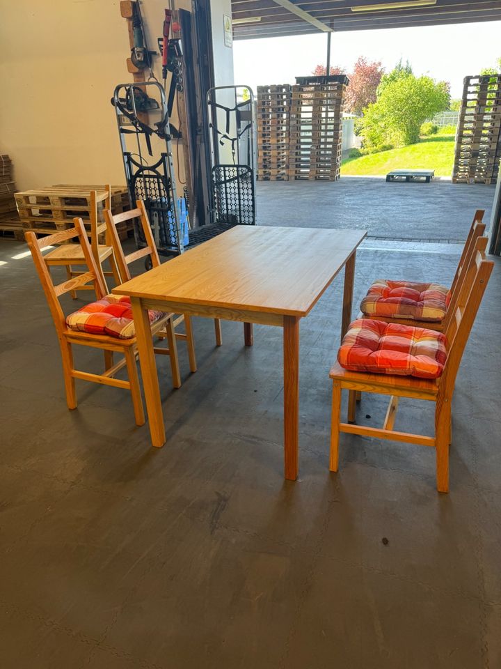 Tisch mit 4 Stühlen und Polster in Blomberg