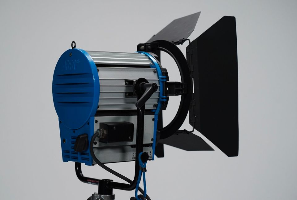 ARRI Junior 2000W Fresnel Tungsten Stufenlinse Filmlicht in München