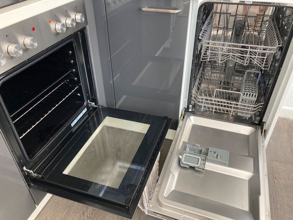 Küchenzeile 9 Monate alt mit Küchengeräten, bereits abgebaut in Engelskirchen