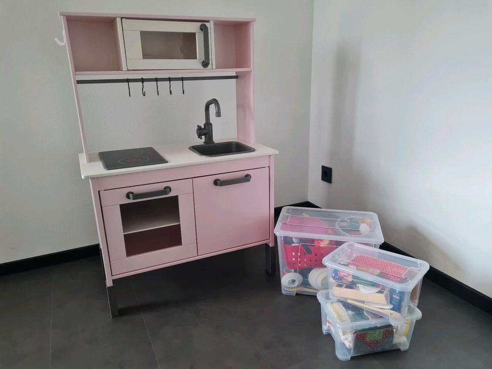 Spielküche in rosa von Ikea mit viel Zubehör in Buchloe