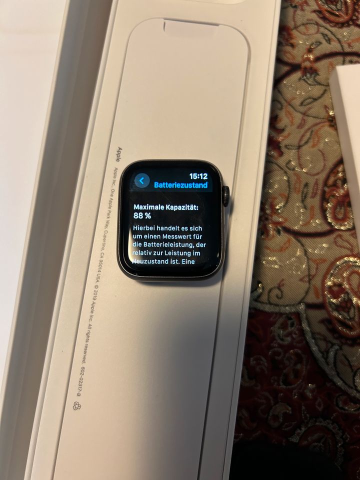 Apple Watch Serie 5 GPS 44mm mit 3 Original Armbänder in Limburg