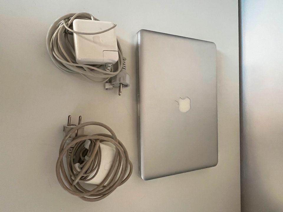 Apple MacBook (13 Zoll, Aluminum, Ende 2008) in Esslingen