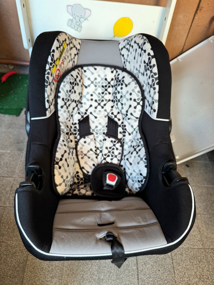 Maxi cosi Babyschale Kindersitze für Auto in Saarbrücken