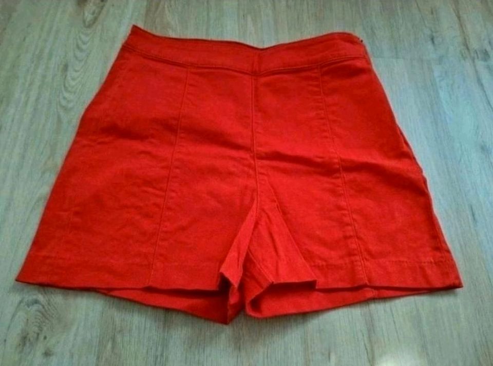 Sommerliche rote Shorts NEU Größe 36 in Laupheim