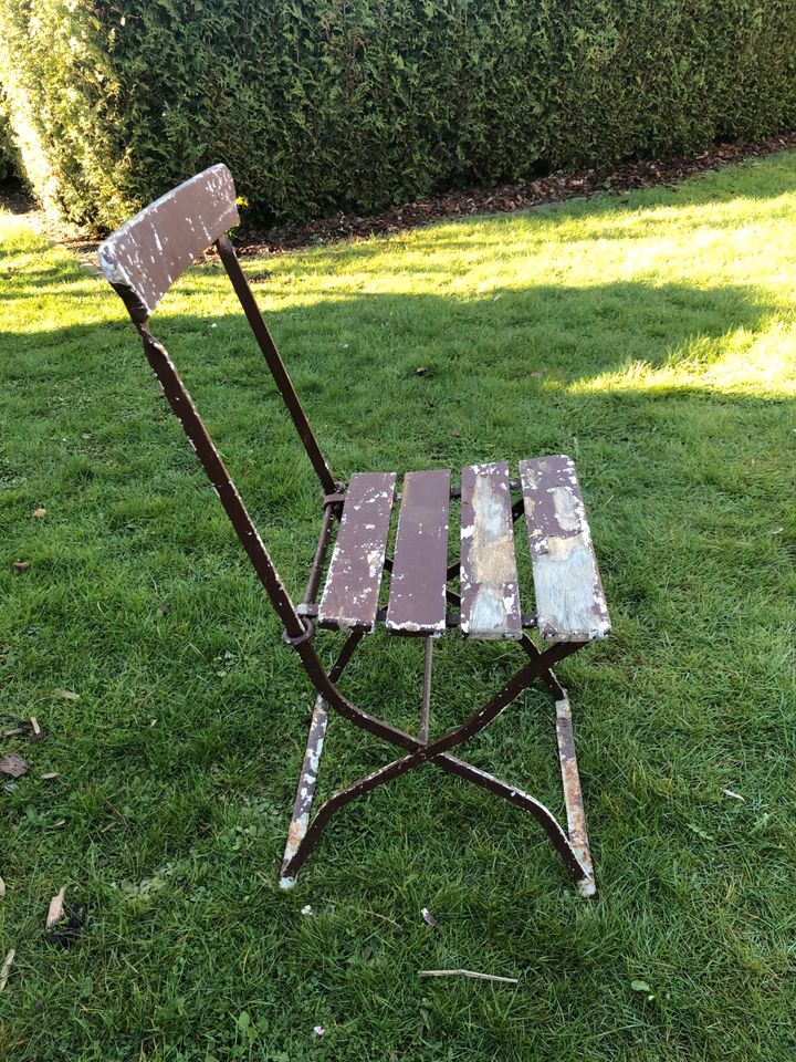 Ein paar originale antike Biergartenstühle in Flensburg