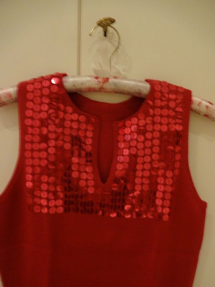 APART: PULLOVER/ ÄRMELLOS IN ROT MIT PAILETTEN, GR. 36, NEU! in Düsseldorf