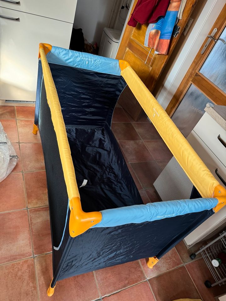 Reisebett mit Matratze und einem Bettlaken (weiß/creme) in Gerwisch