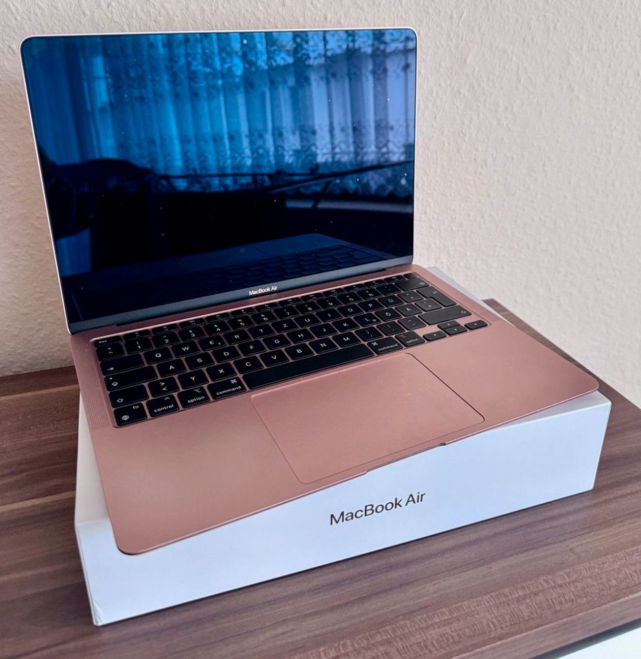 MacBook Air mit Apple M1 Chip 256 GB SSD Roségold in Halle