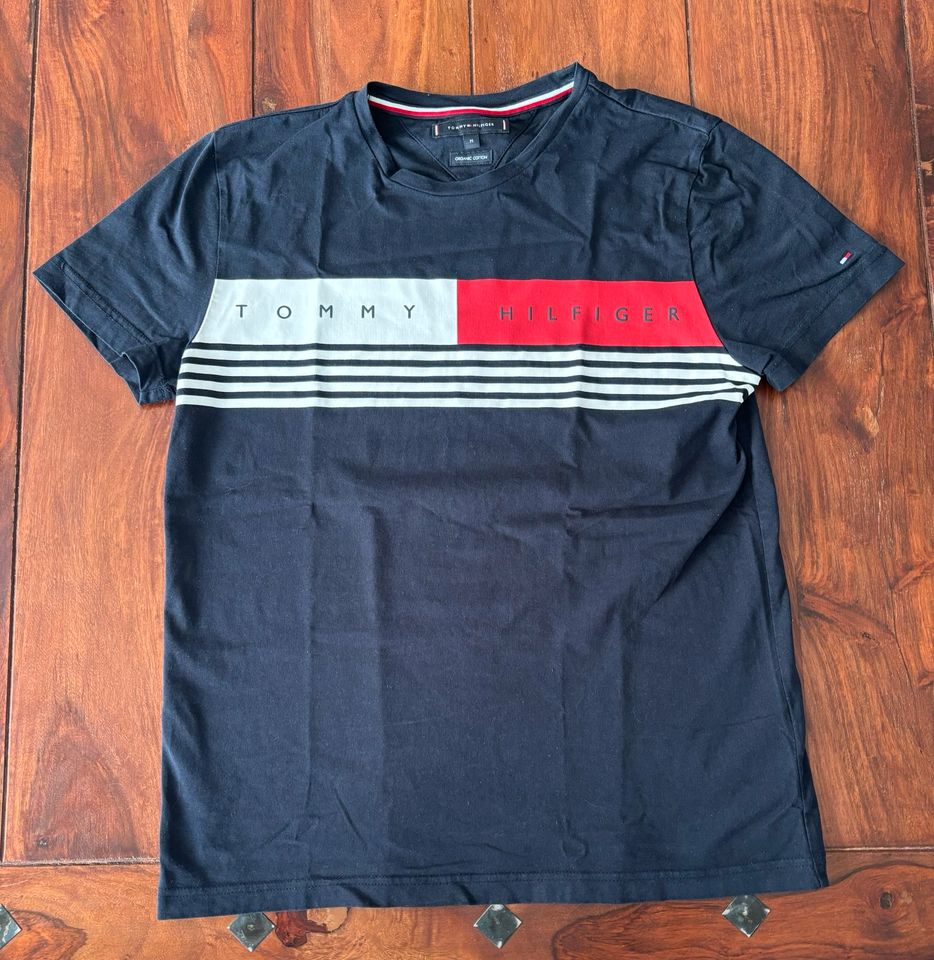 2x Tommy Hilfiger T-Shirt Größe M blau in Montabaur